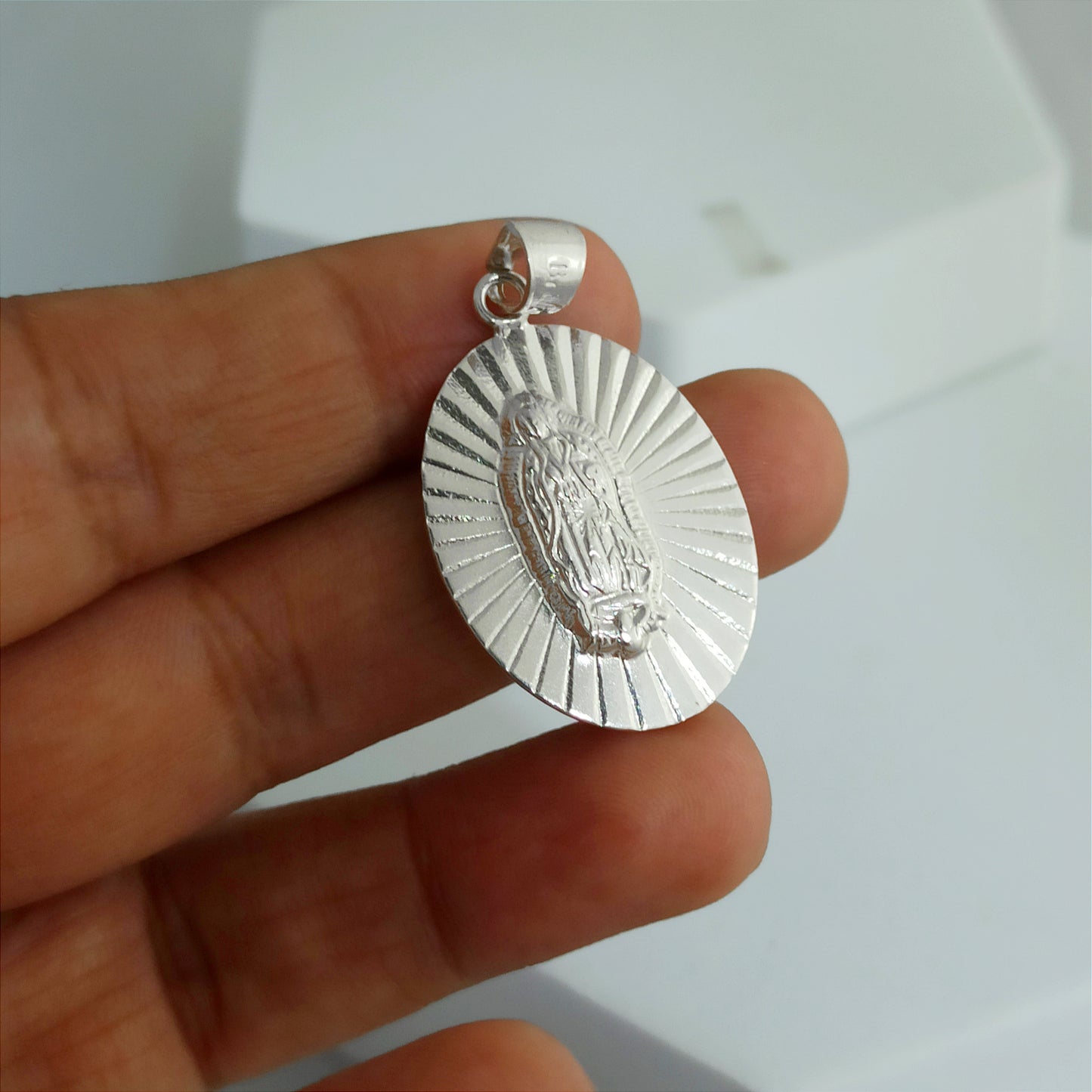 JP24465 - Dije Virgen Guadalupe Tallada Grande