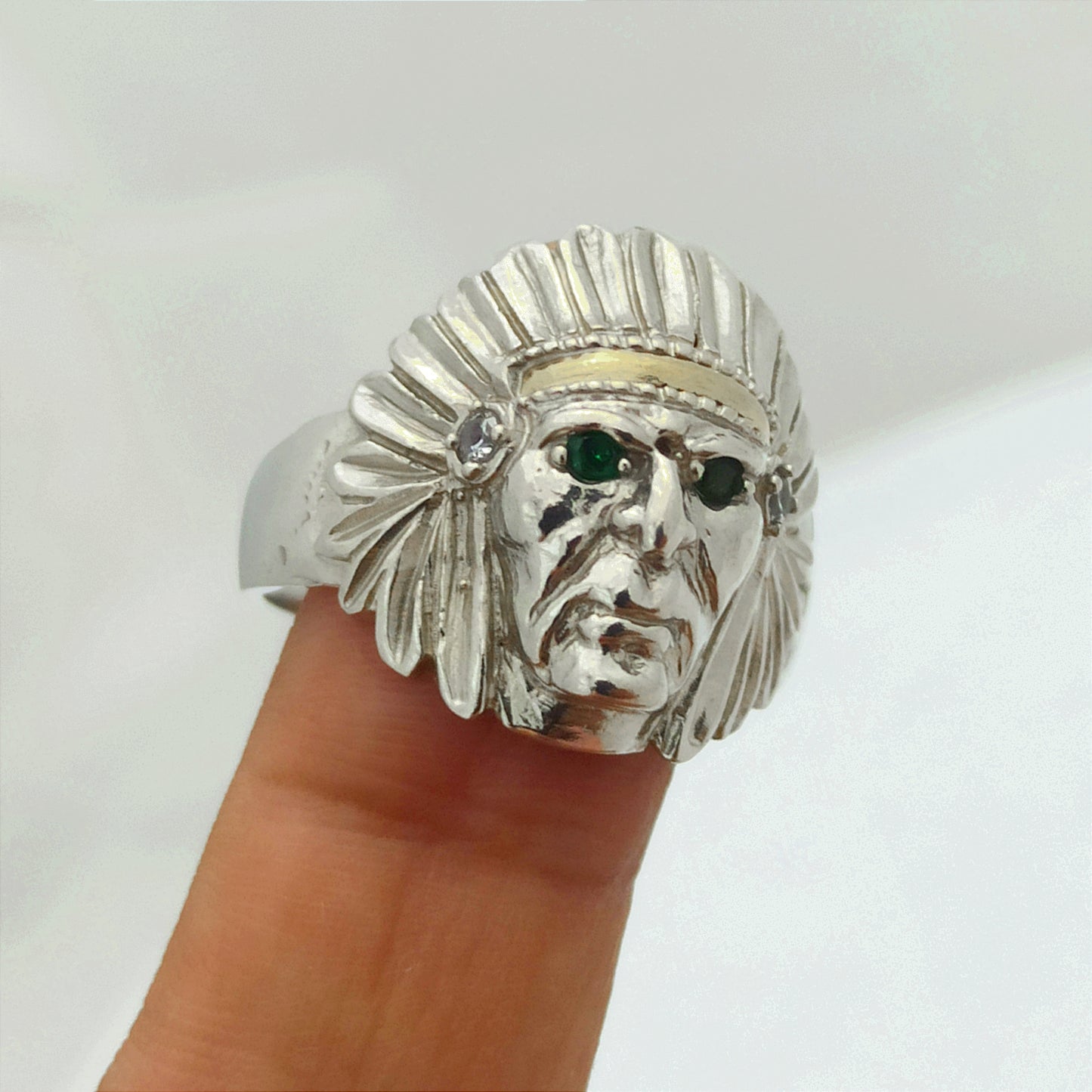 Anillo Indio Plata y Oro con CIrcones Verdes