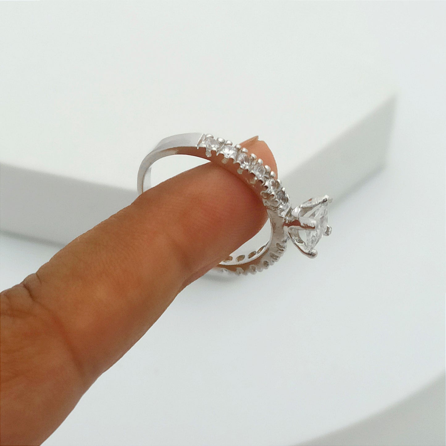Anillo de Compromiso Circon Cuadrado