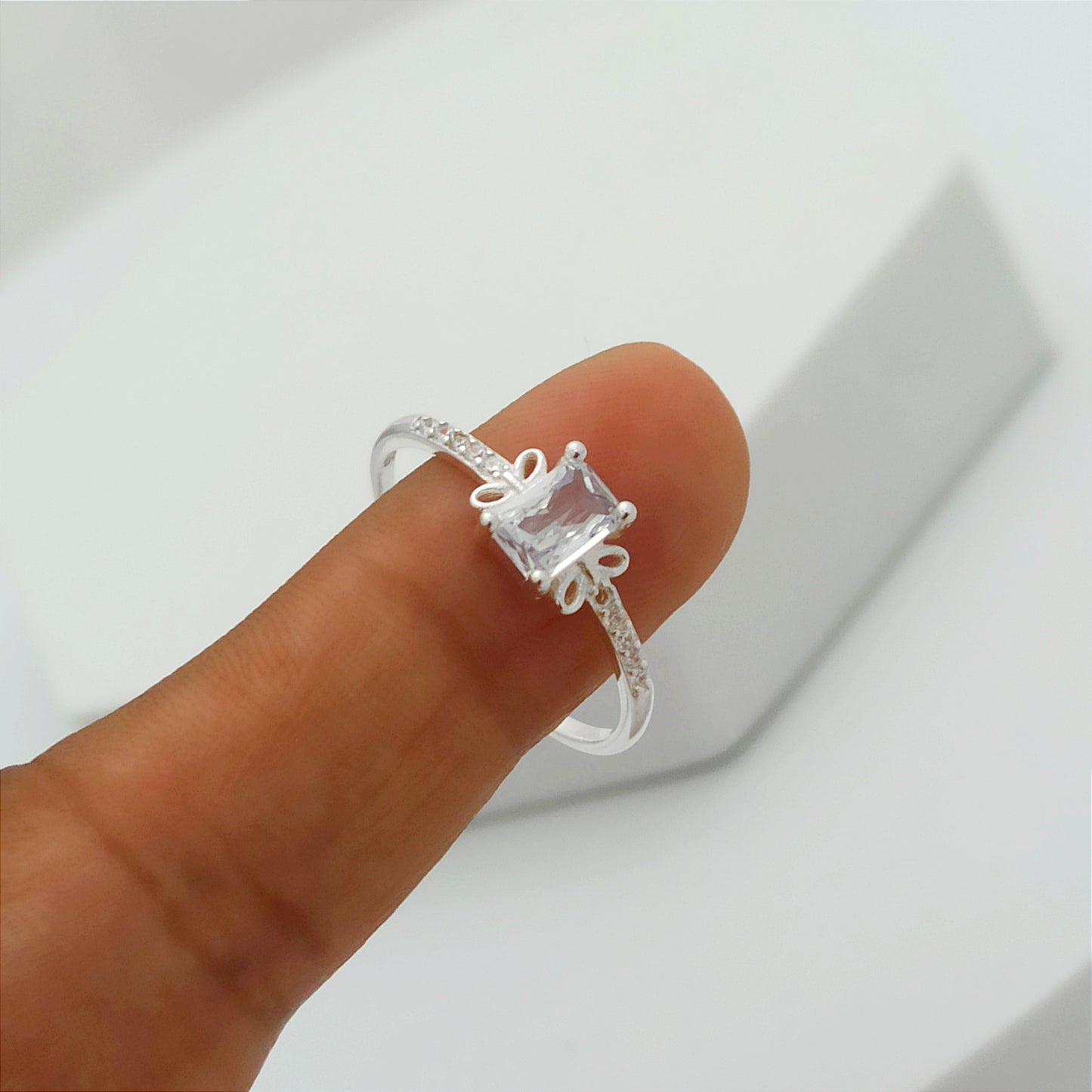 Anillo de Compromiso Rarity Lazos con Circon Cristal