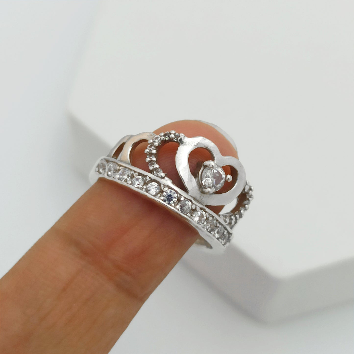 Anillo Silueta de Corazones en Forma de Corona