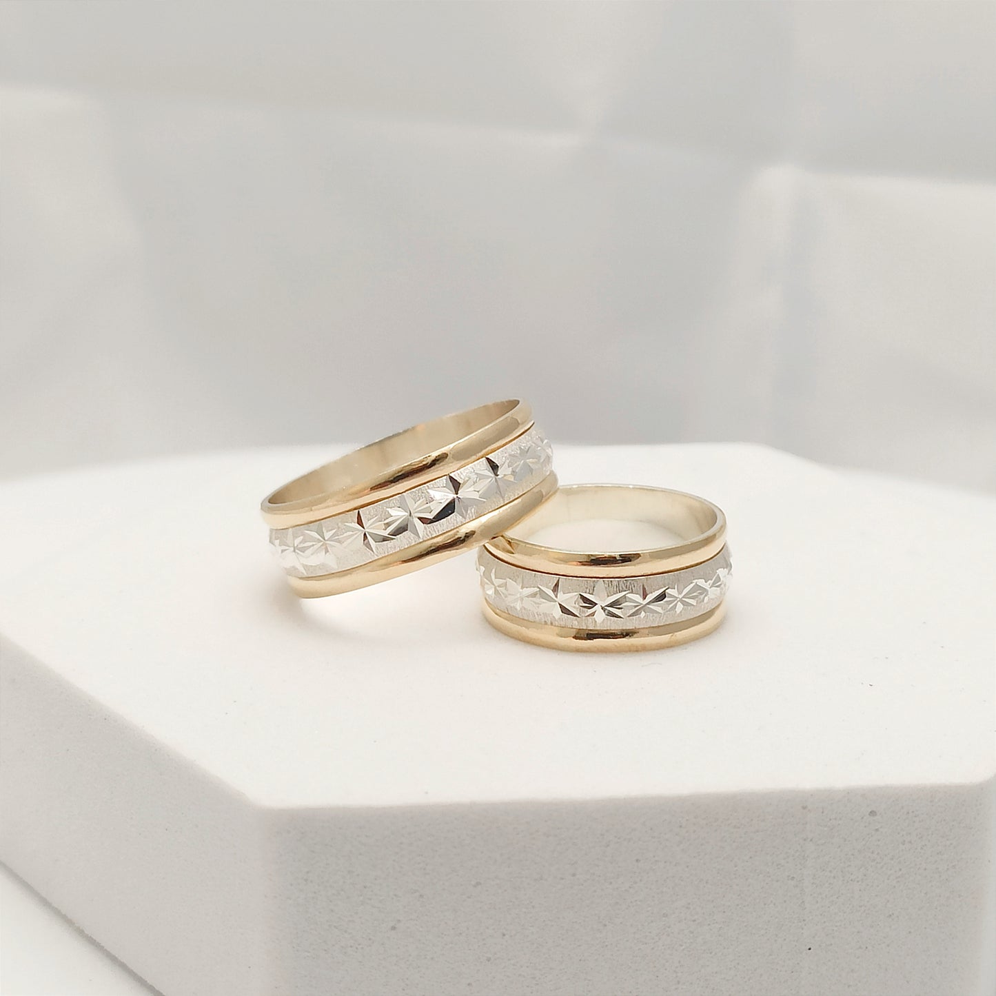 Par de Argollas con Grabado Estrella Plata y Oro