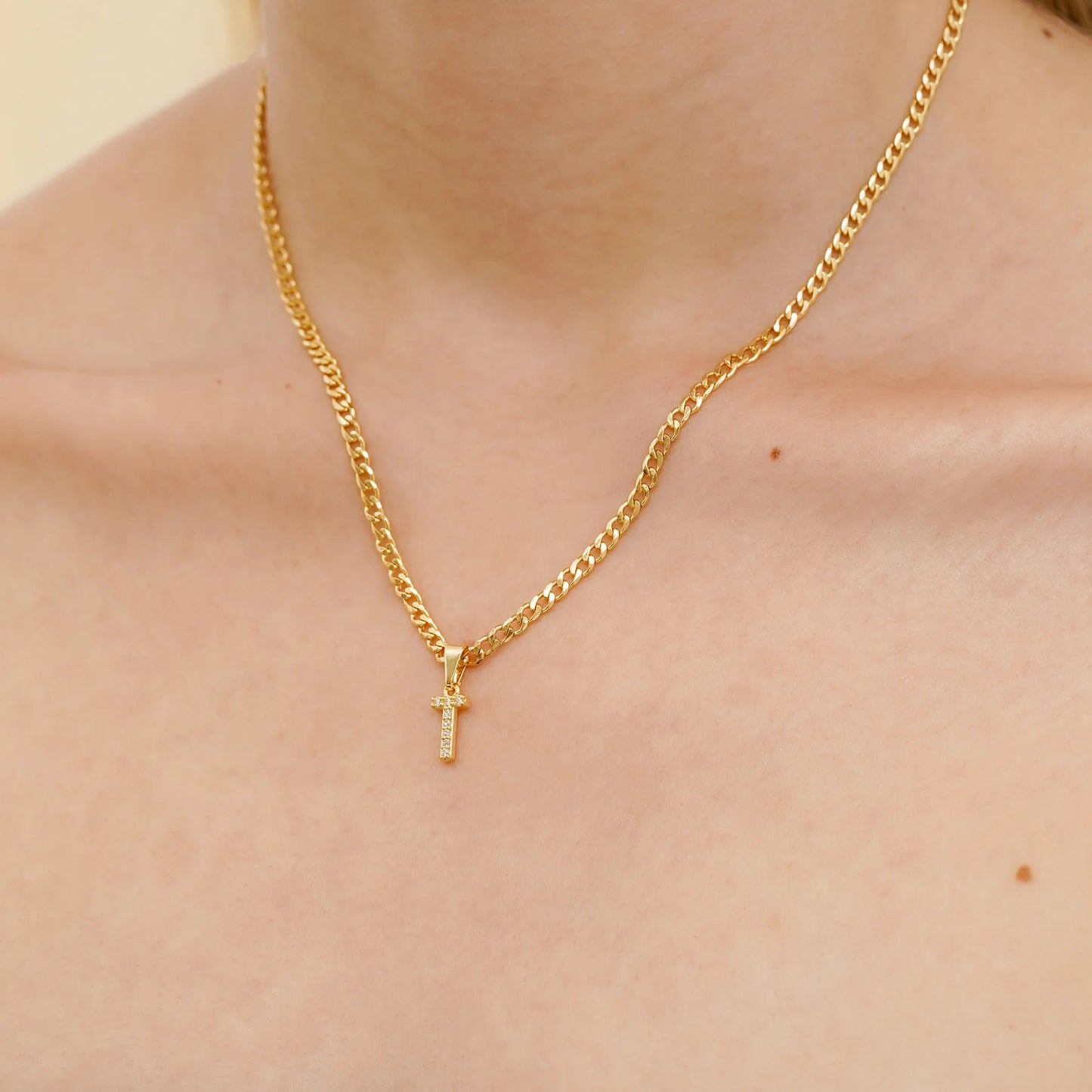 23370T - Dije Silueta Letra T Mediana Con Circones