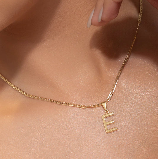 25360E - Dije Silueta Letra E Lisa Grande