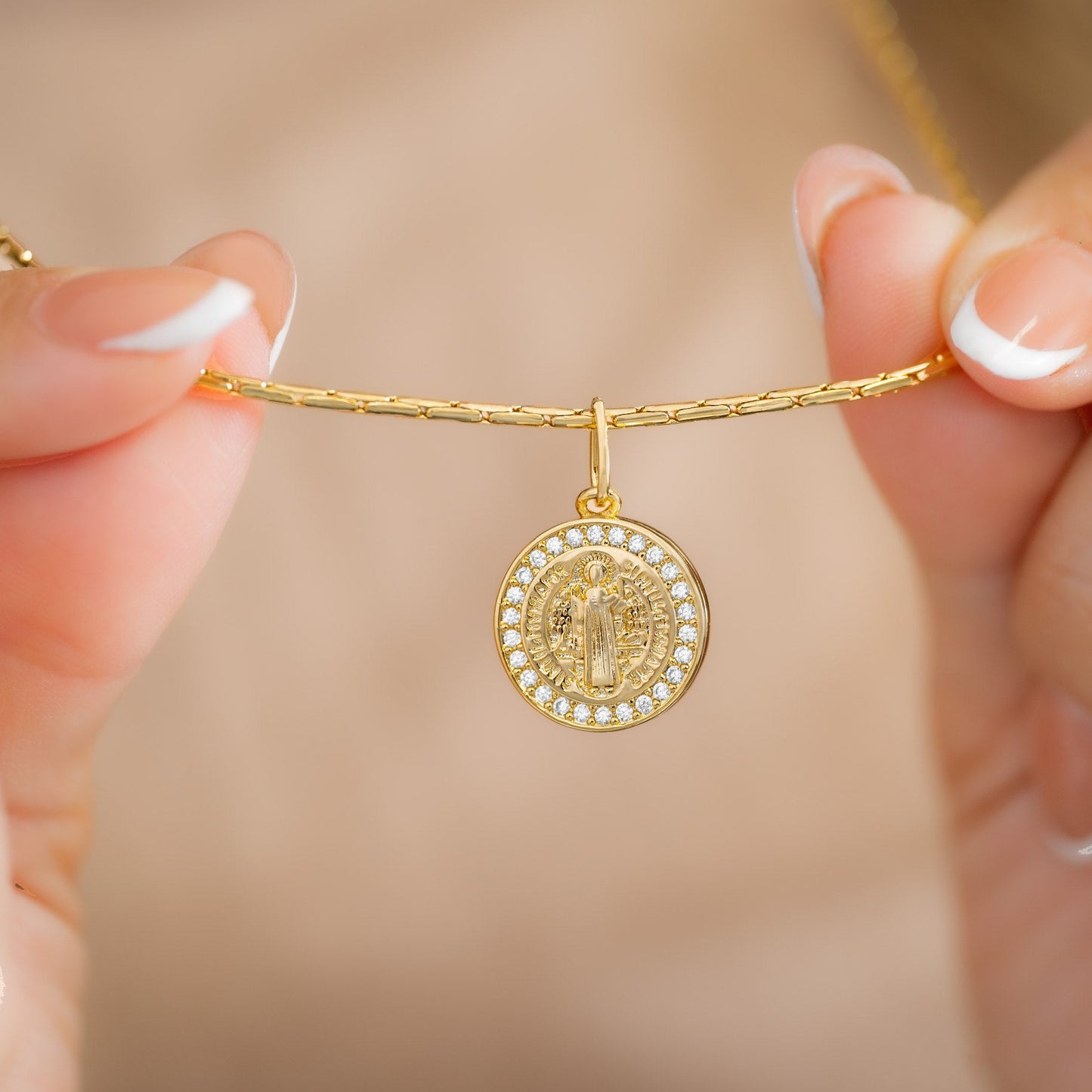 23301 - Dije San Benito Red Circonias 1.8 Cms