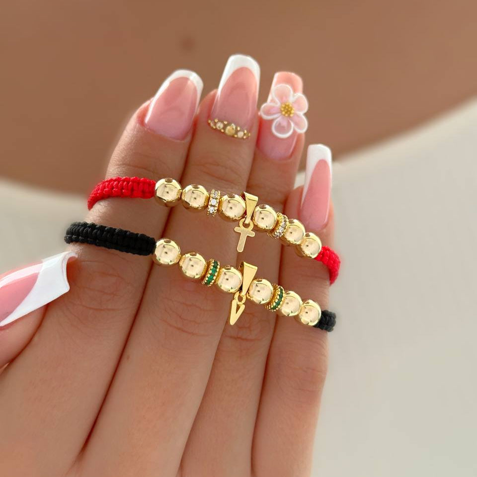 MP119 - Par manillas balines con dije de inicial y rondeles