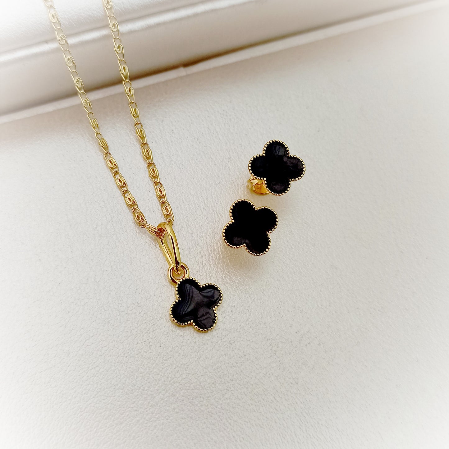 Set Cadena, dije y topitos Clover negro