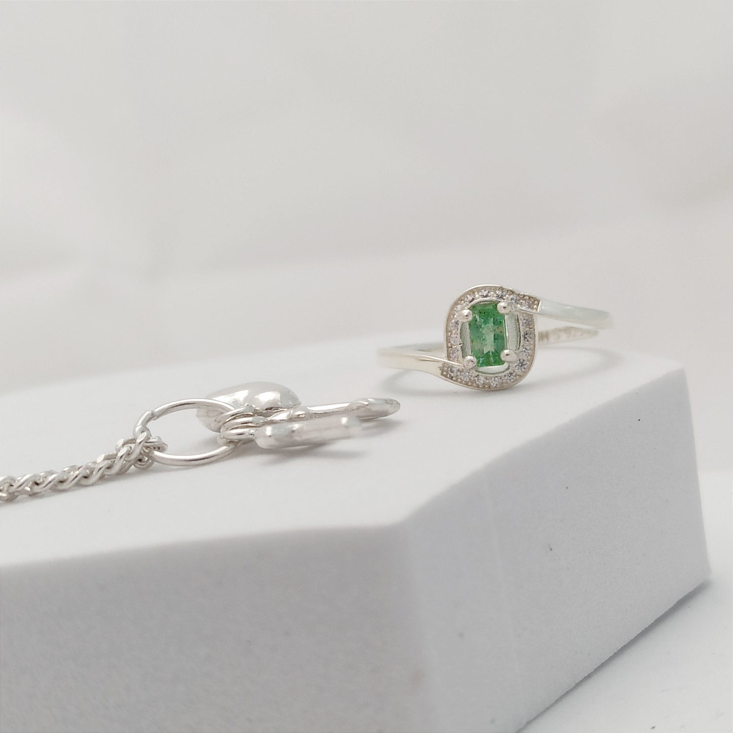 Conjunto cadena, dije y Anillo Solitario Esmeralda