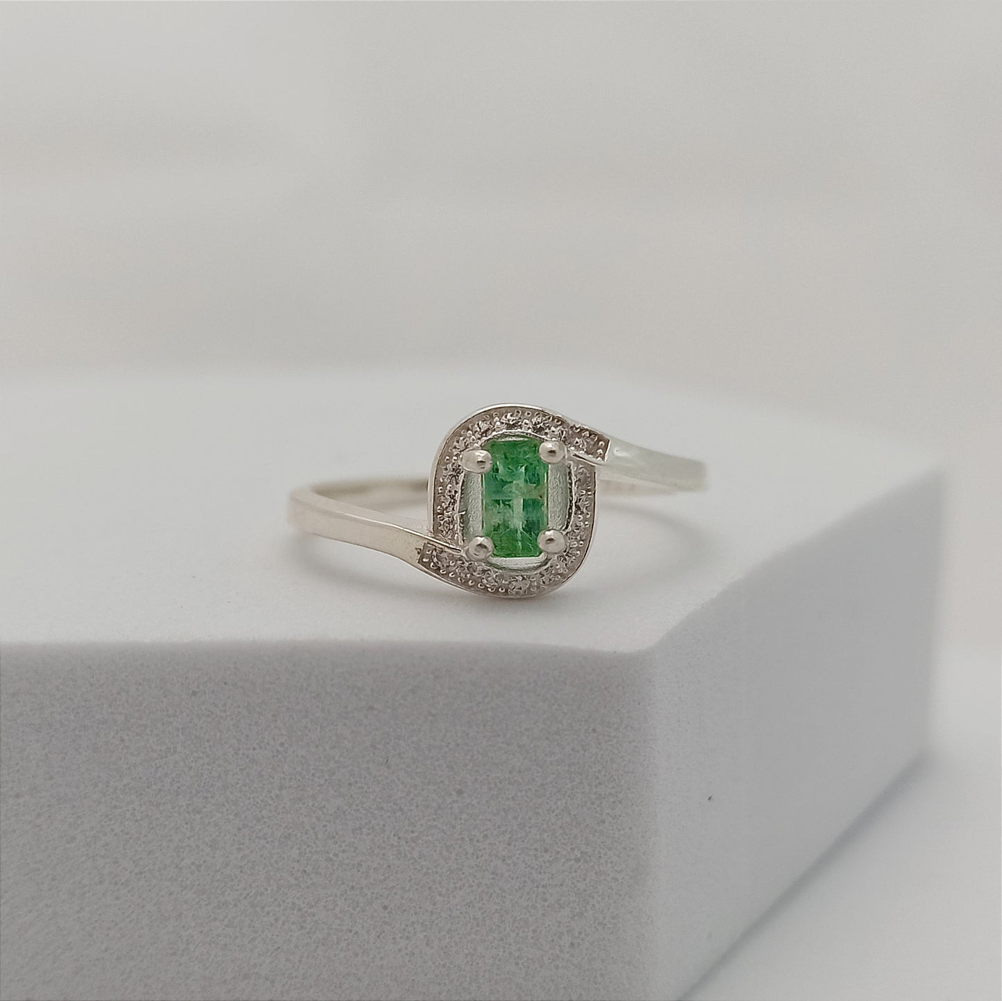A Compromiso Oval con Esmeralda
