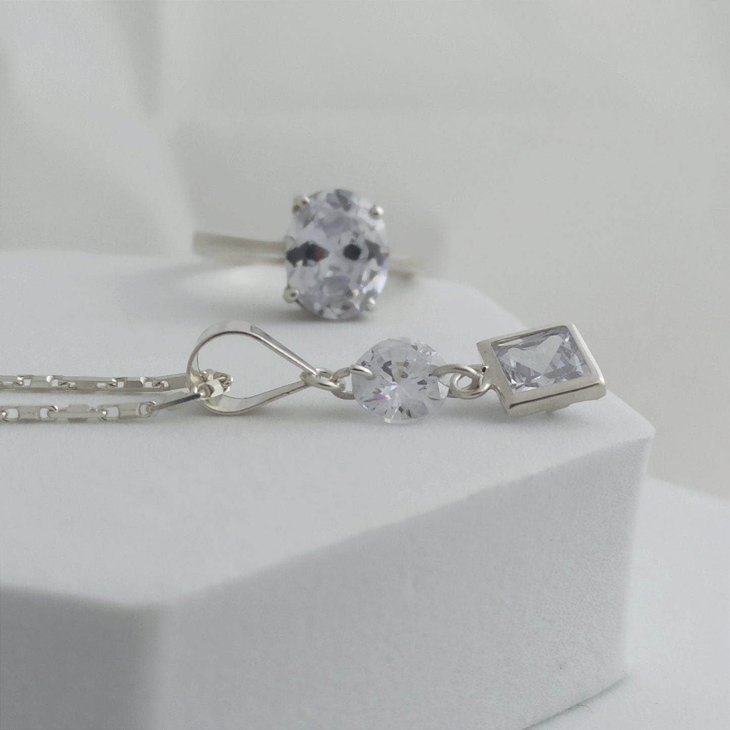 Conjunto Cadena, dije circones colgantes y anillo Oval