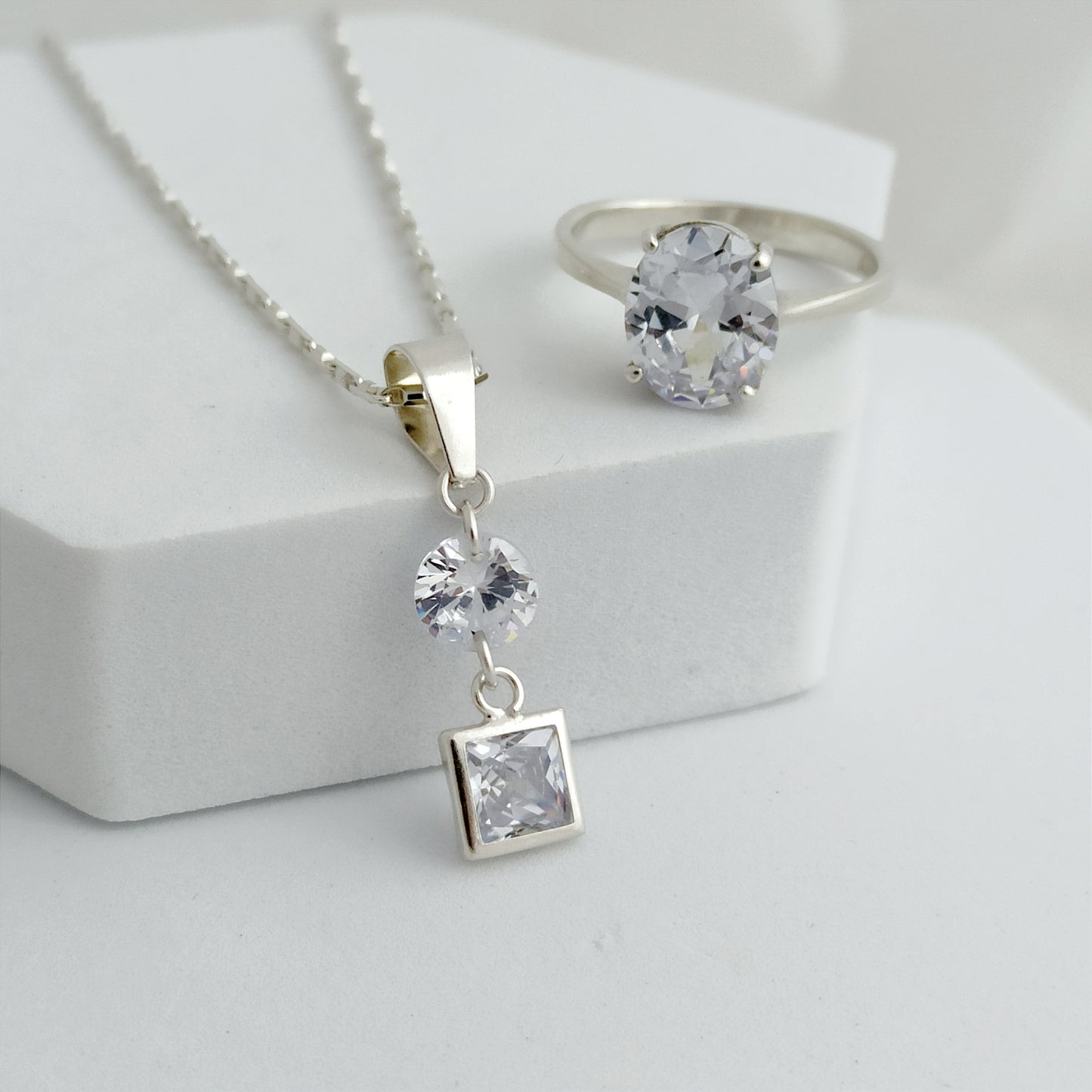 Conjunto Cadena, dije circones colgantes y anillo Oval