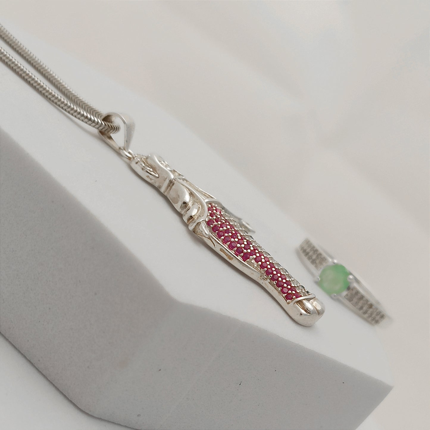 Conjunto Cadena, dije Guadalupe con Anillo Esmeralda