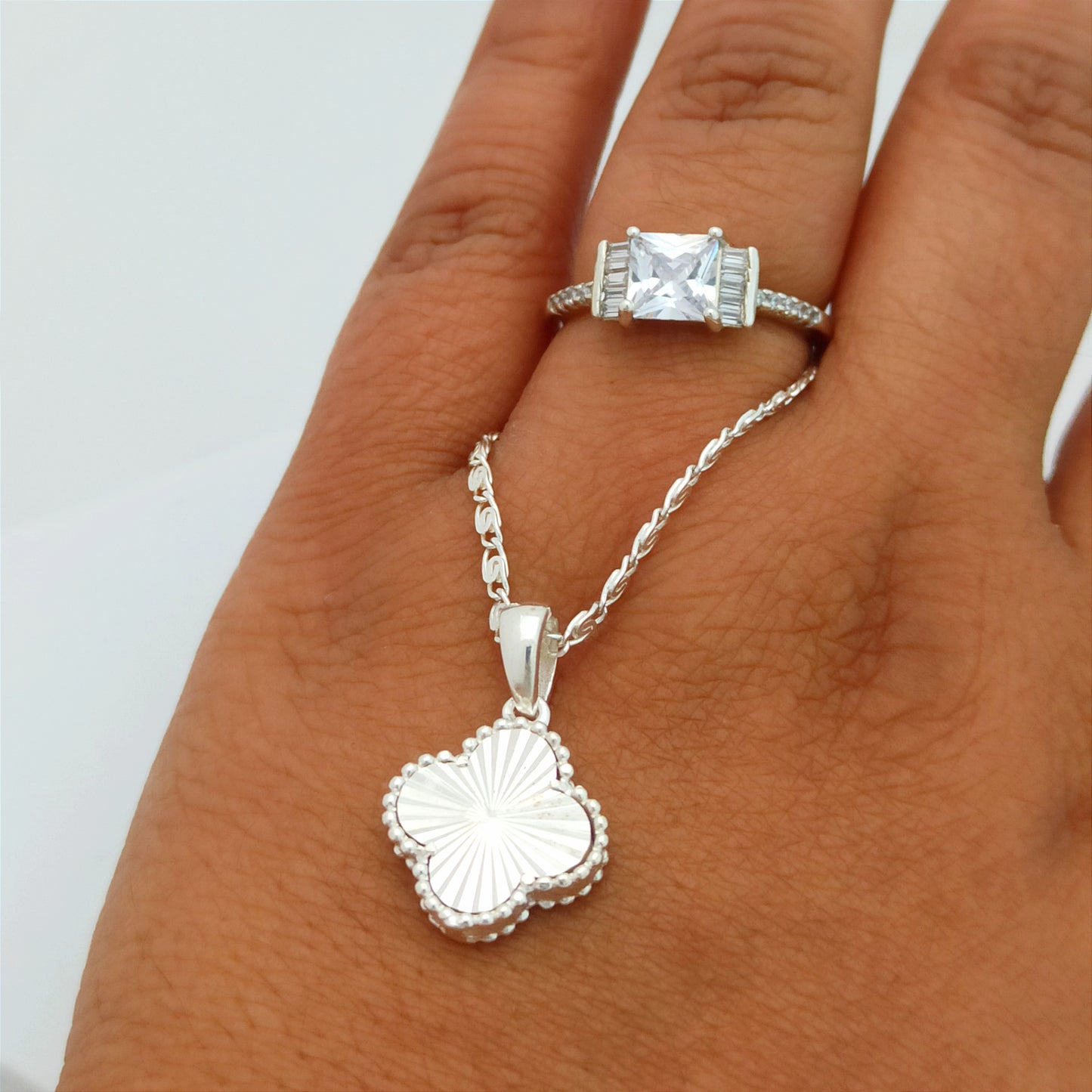 Conjunto cadena, dije Clover Sol y Anillo Circones