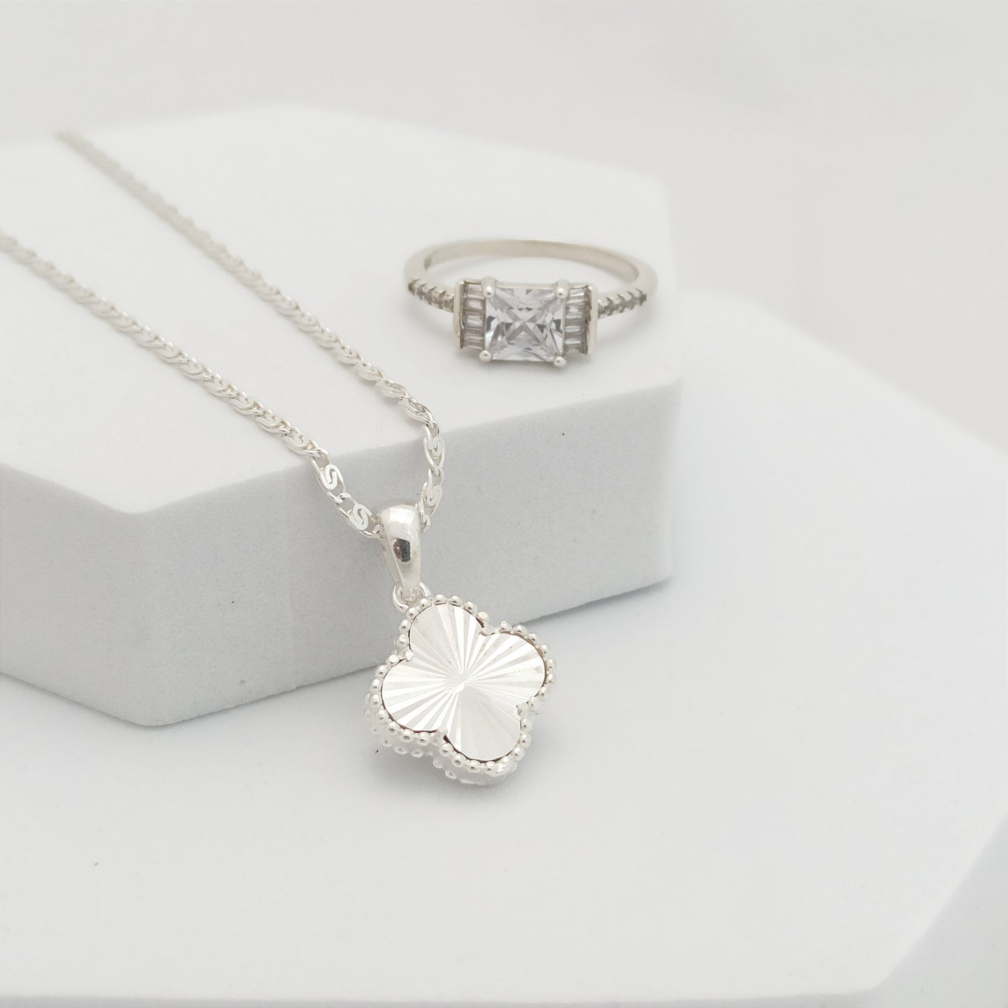 Conjunto cadena, dije Clover Sol y Anillo Circones