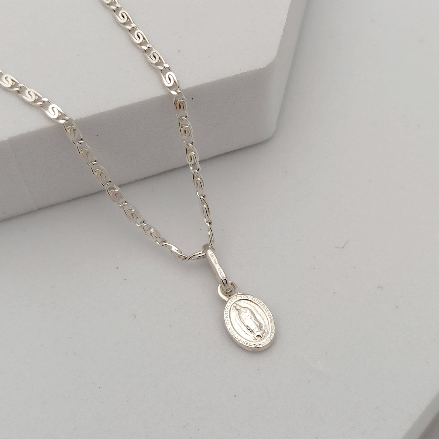 Conjunto cadena  dije mini Virgen Guadalupe
