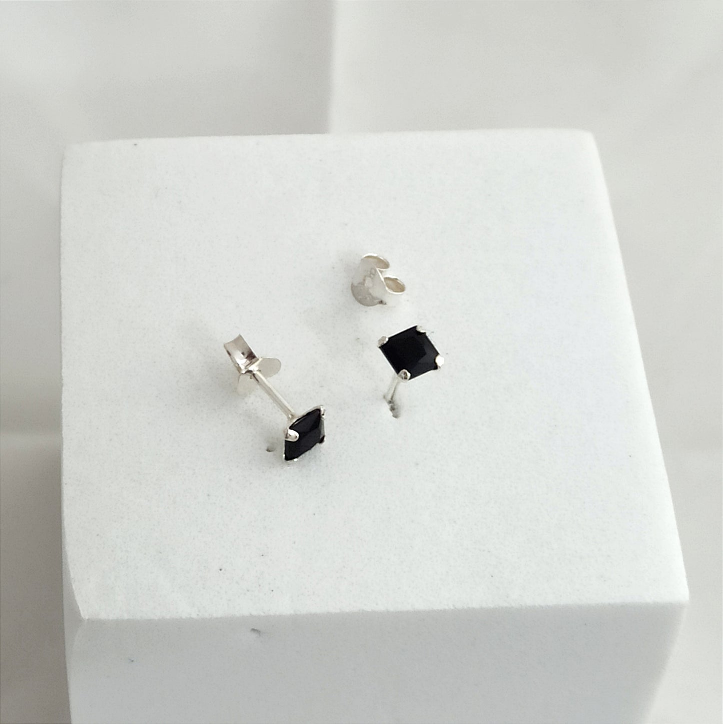 JP33021N - Topito Circon Cuadrado Negro