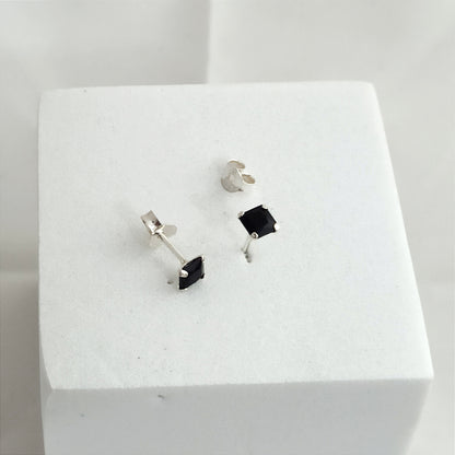 JP33021N - Topito Circon Cuadrado Negro