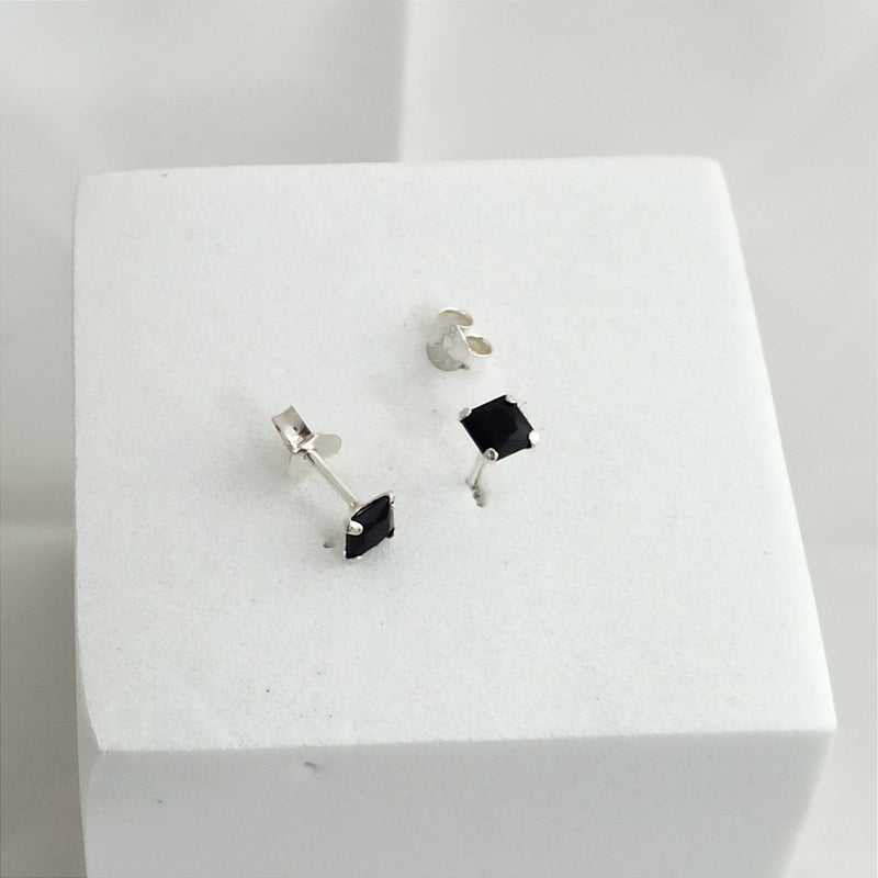 JP33021N - Topito Circon Cuadrado Negro