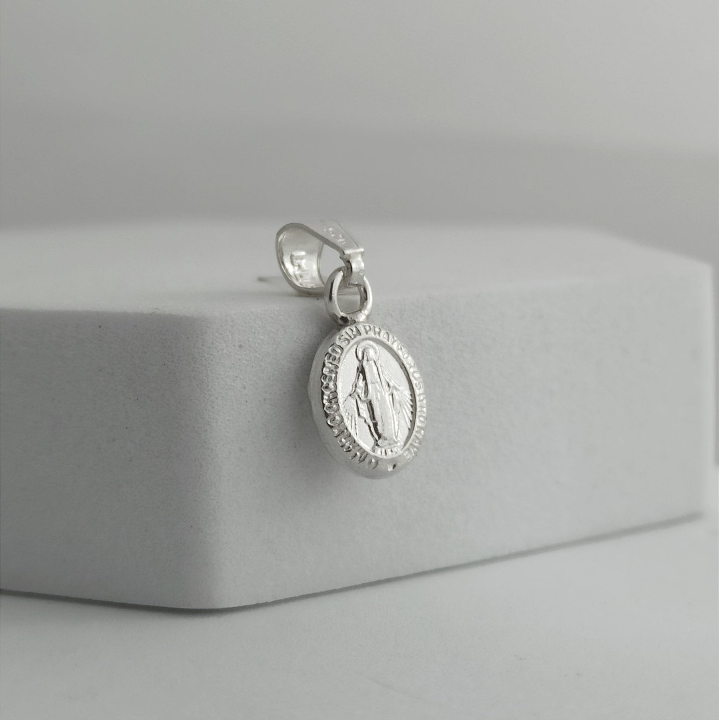 JP28544 - Dije Virgen Milagrosa Pequeña Soplada