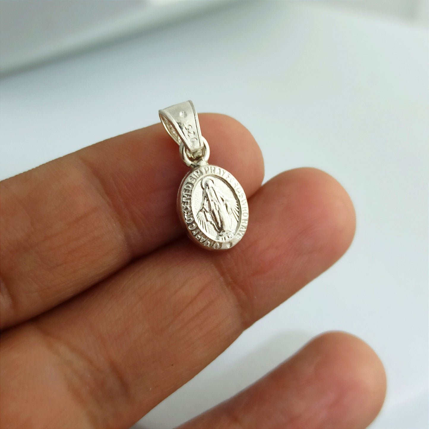 JP28544 - Dije Virgen Milagrosa Pequeña Soplada