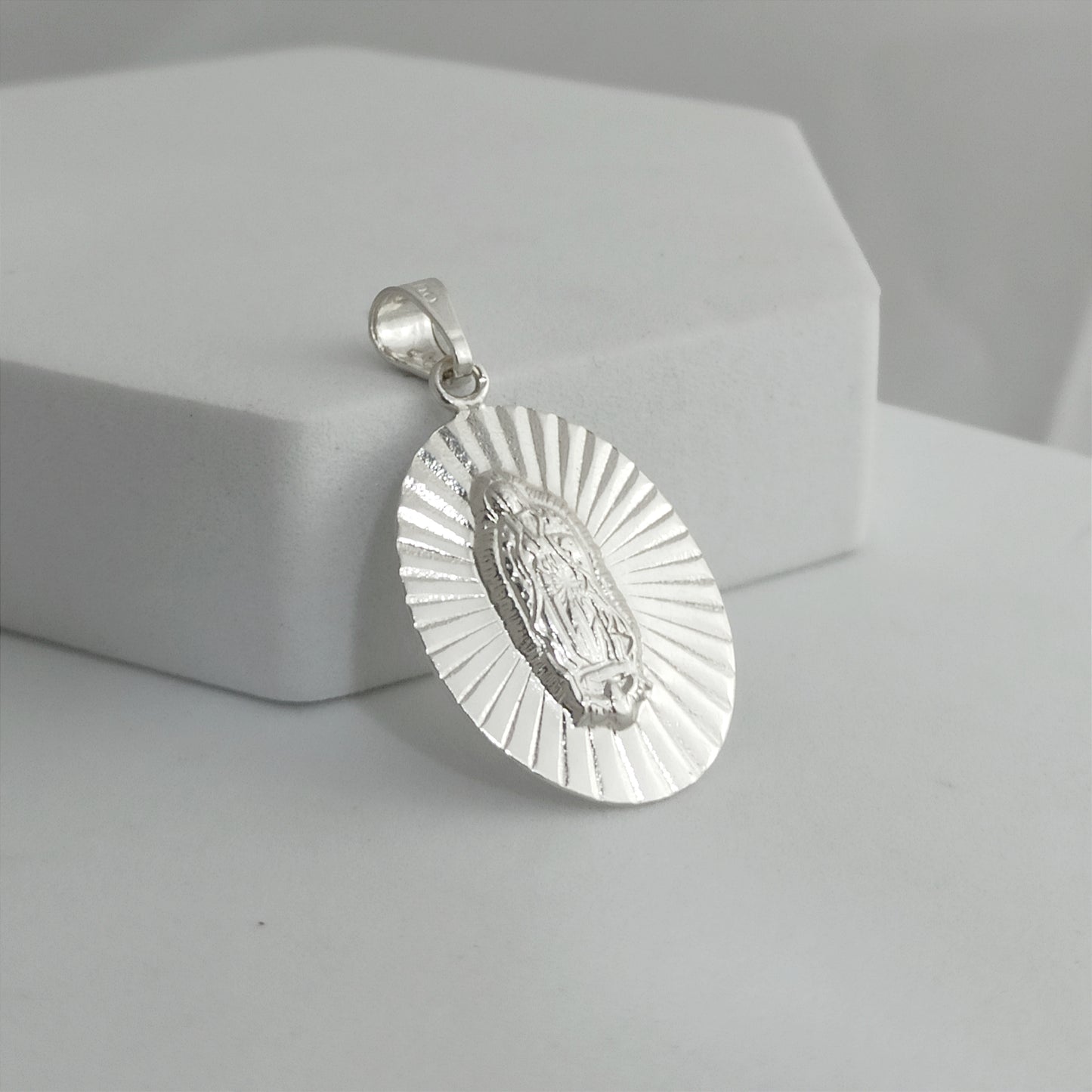 JP24465 - Dije Virgen Guadalupe Tallada Grande