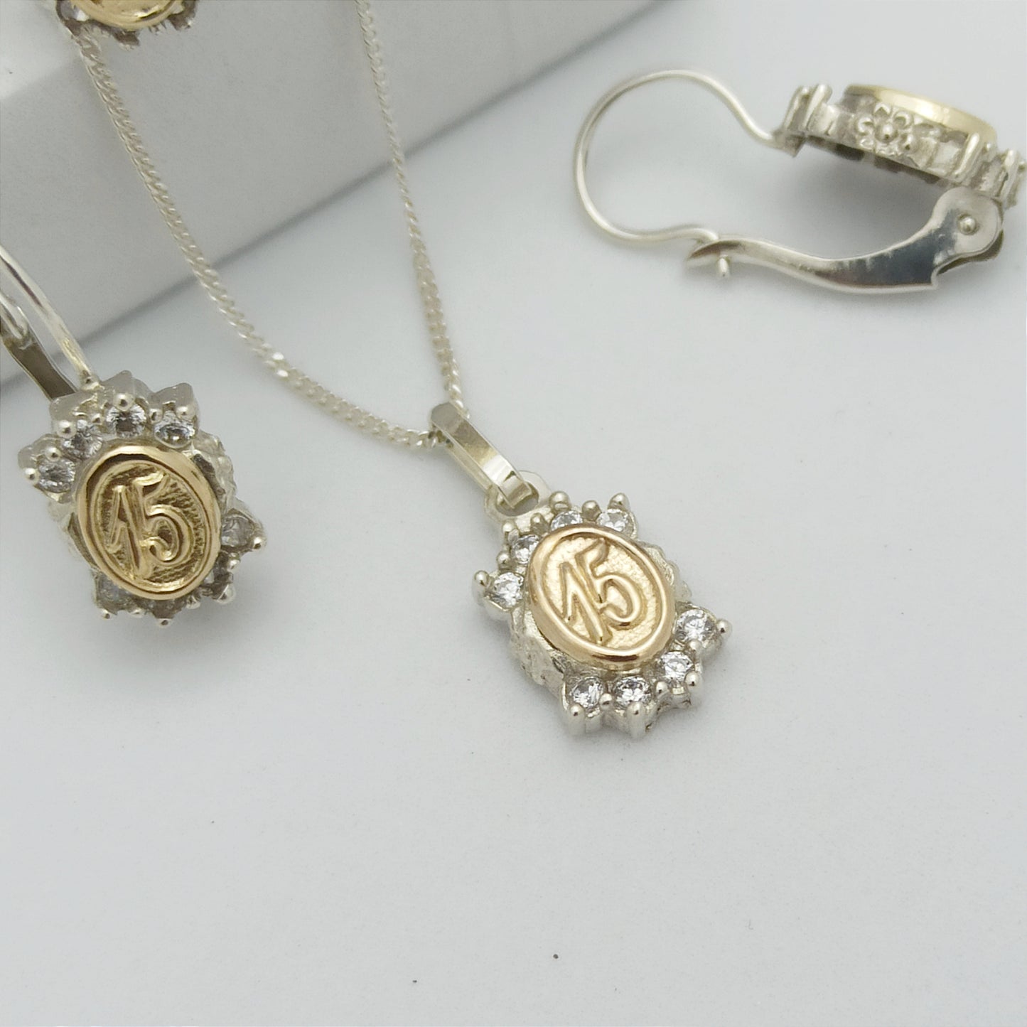 Conjunto Quinceañera cadena, dije, aretes y anillo