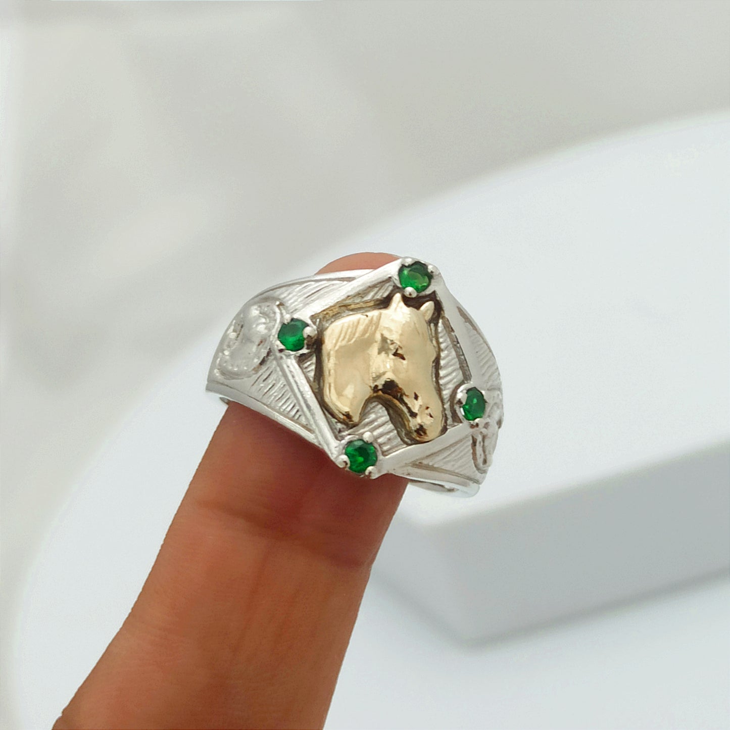 Anillo Caballo en Plata y Oro con Circones Verdes