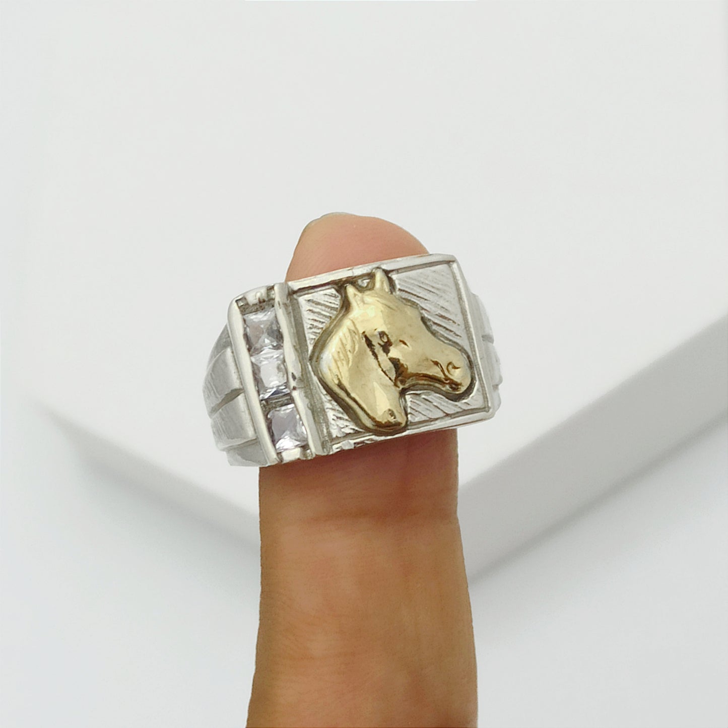 Anillo Caballo Cuadrado cn circones