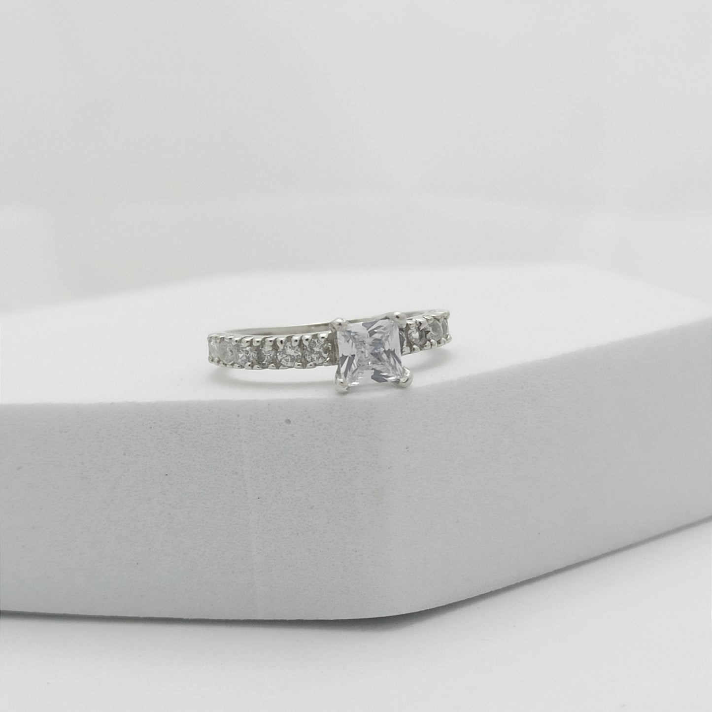 Anillo de Compromiso Circon Cuadrado