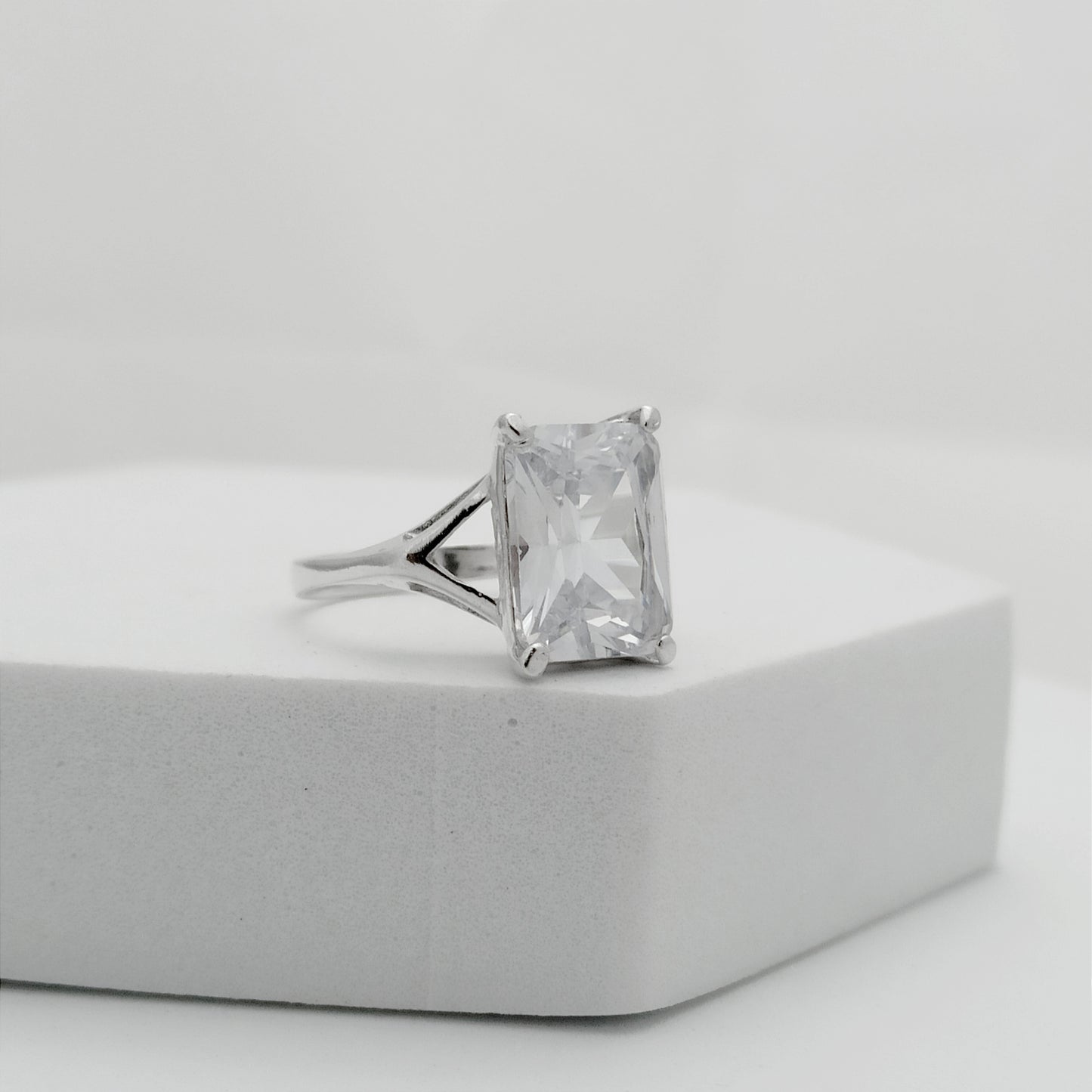 Anillo de Compromiso con Circon Grande