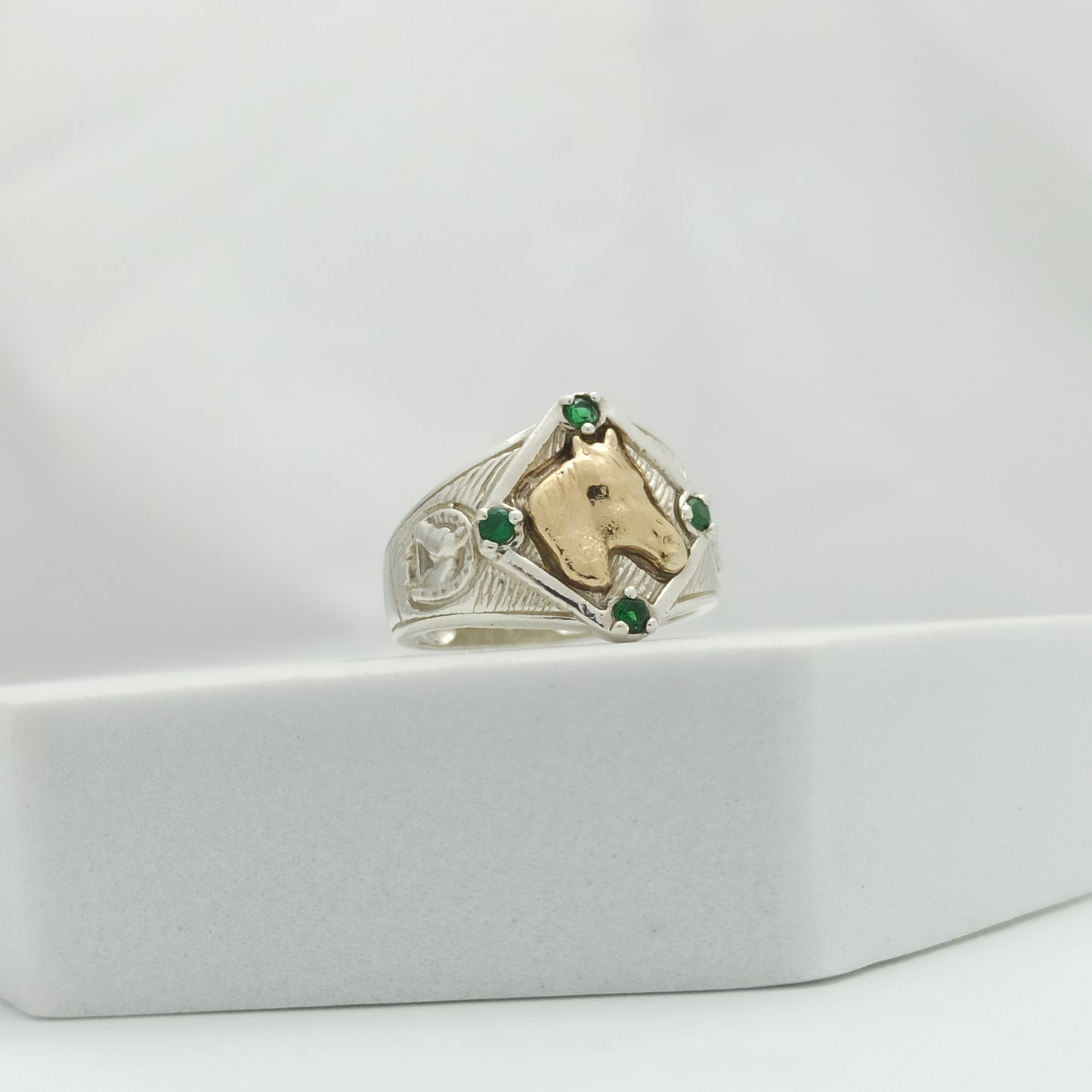 Anillo Caballo en Plata y Oro con Circones Verdes