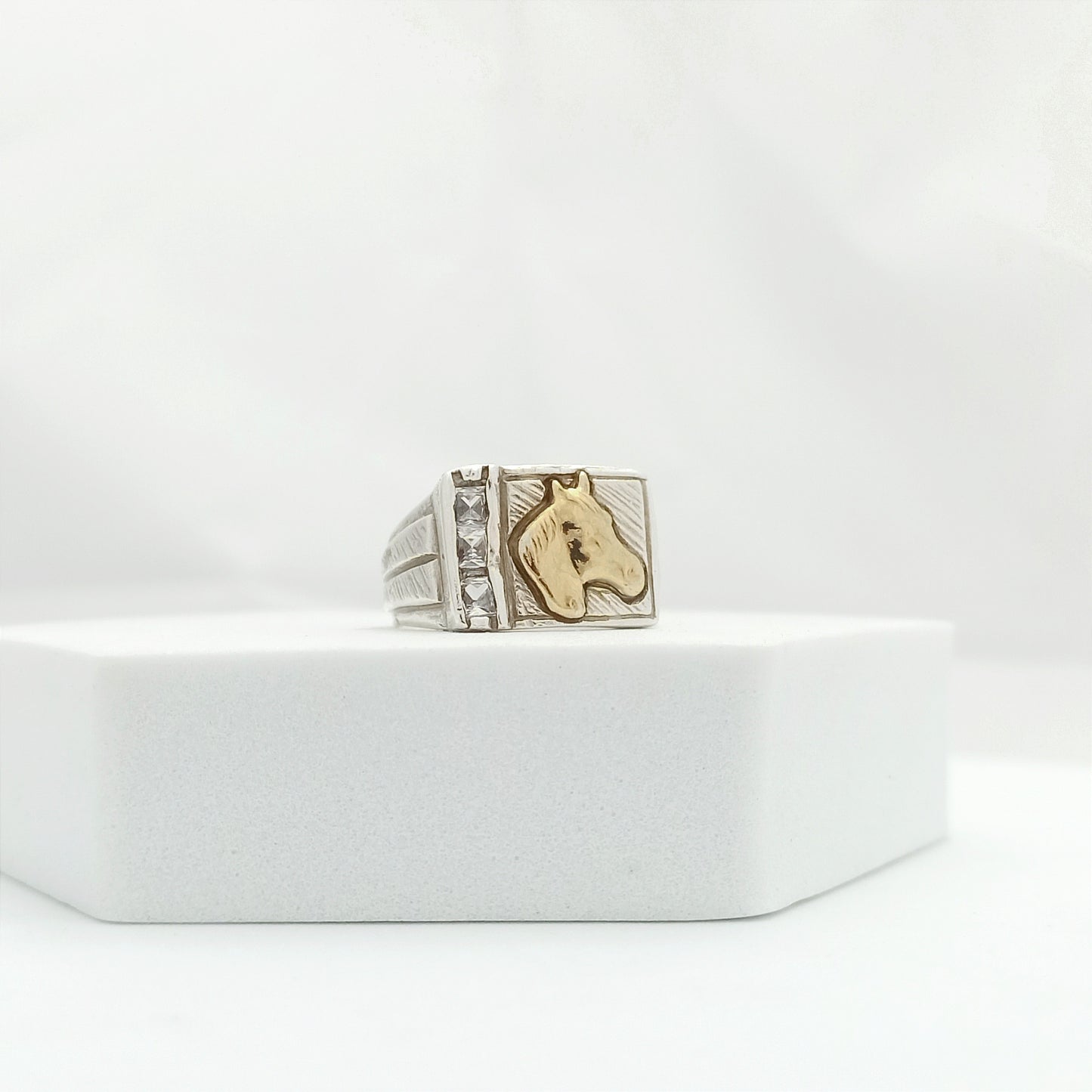 Anillo Caballo Cuadrado cn circones