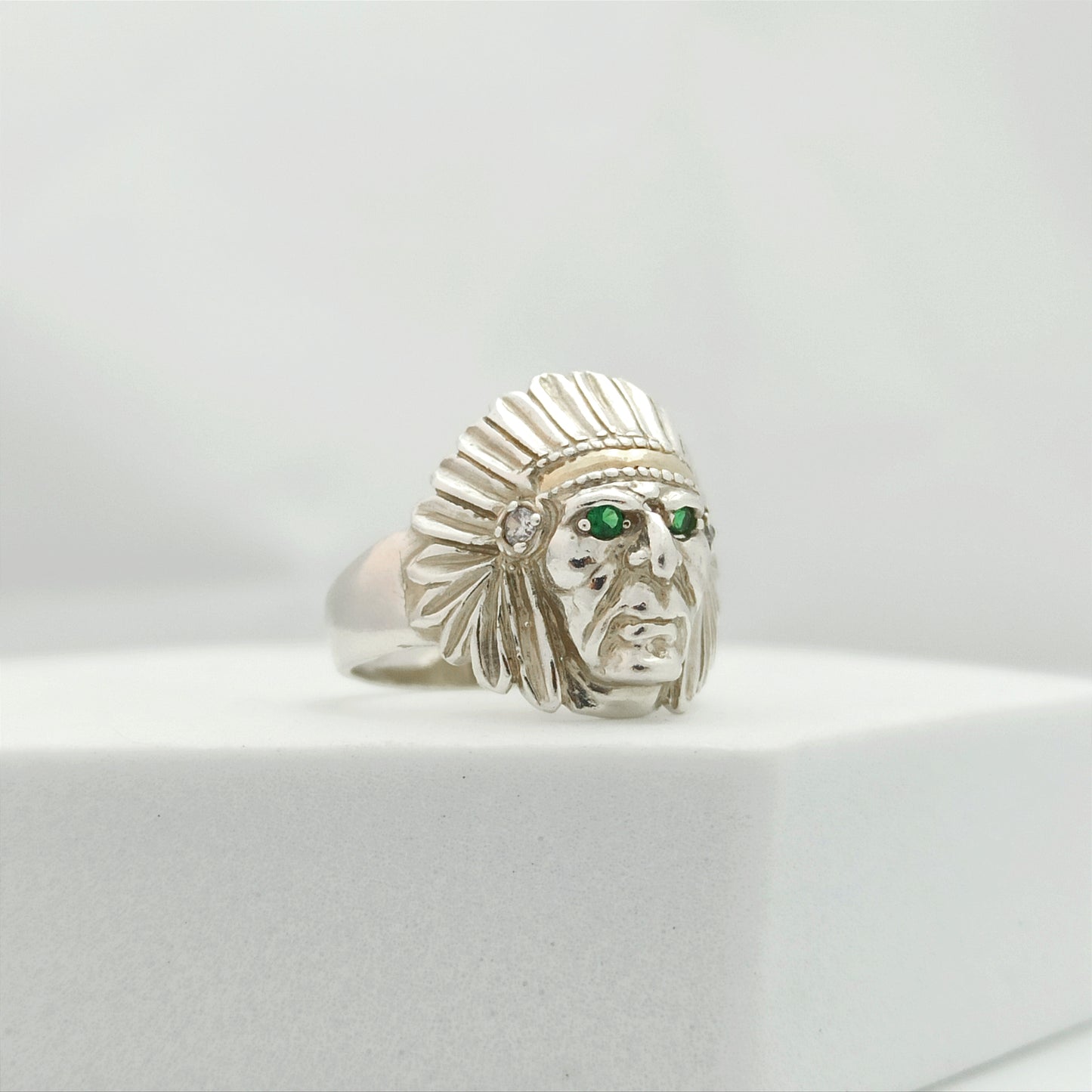 Anillo Indio Plata y Oro con CIrcones Verdes
