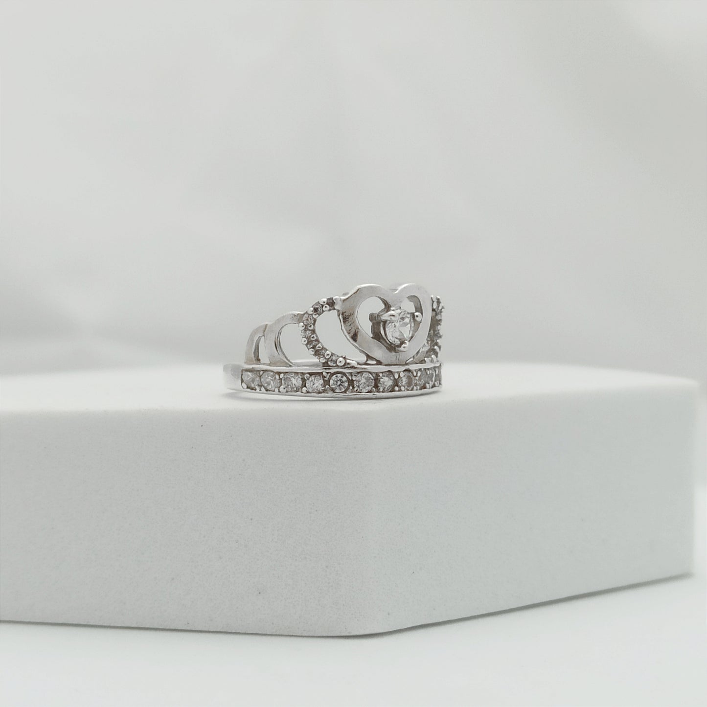 Anillo Silueta de Corazones en Forma de Corona