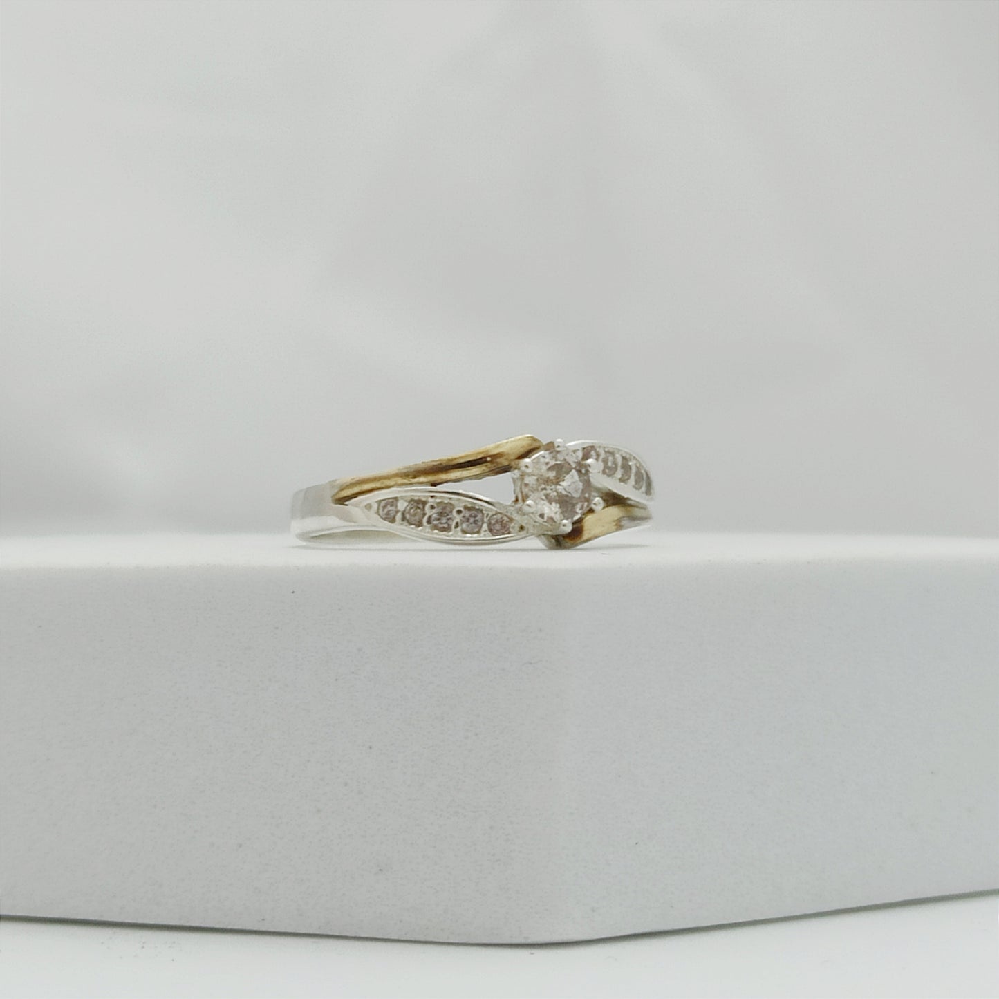 Anillo de Compromiso Linea y Circones