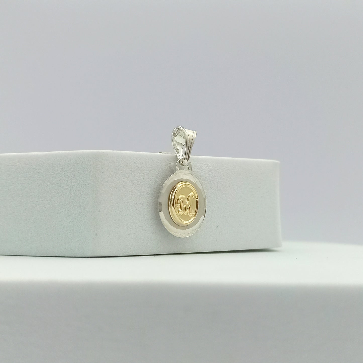 JPO23360M - Dije Letra M Plata y Oro