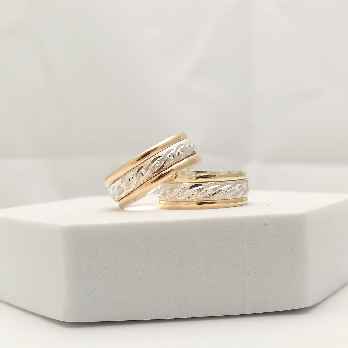 Par de Argollas con Grabado en Plata y Oro