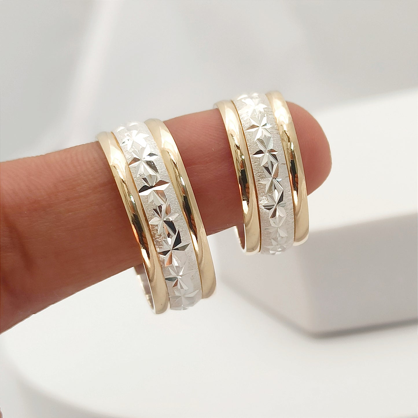 Par de Argollas con Grabado Estrella Plata y Oro