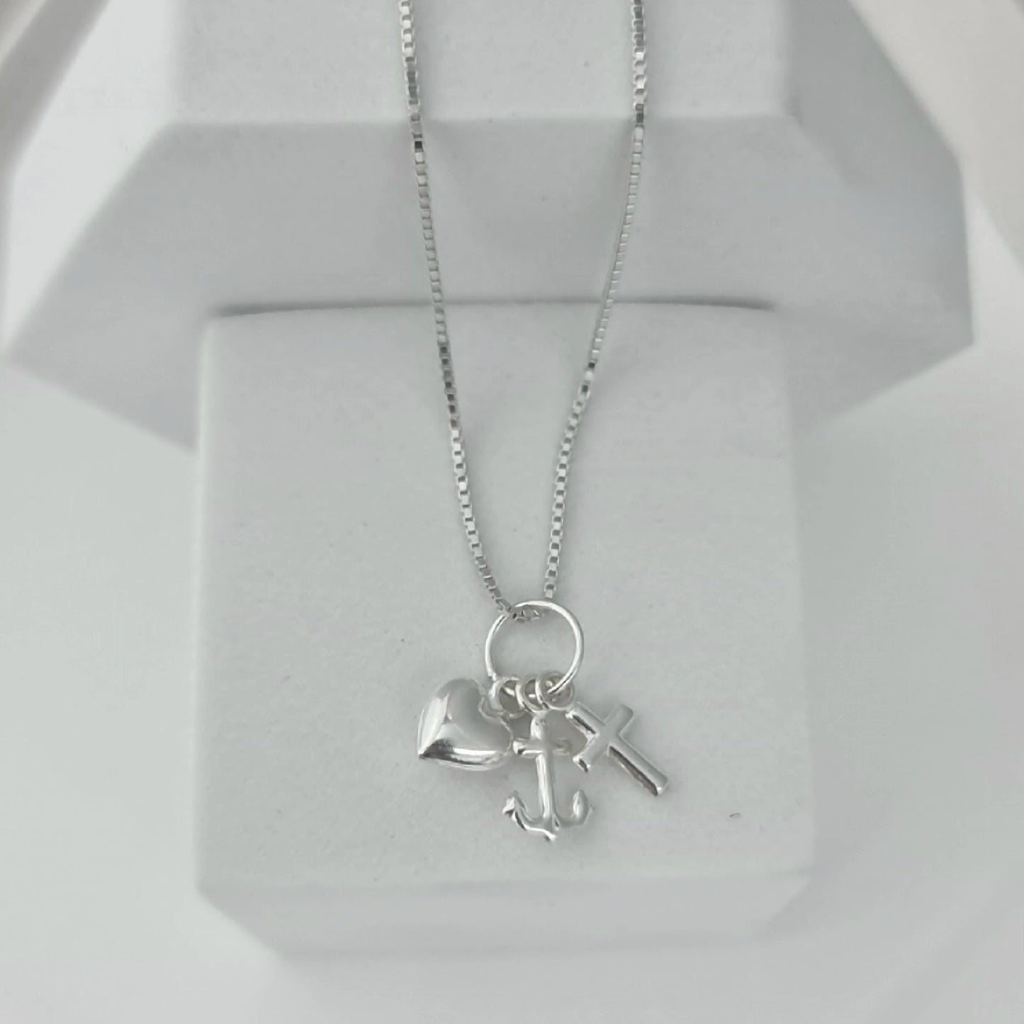 Conjunto Cadena Mini Veneciana con Dije Tres Gracias