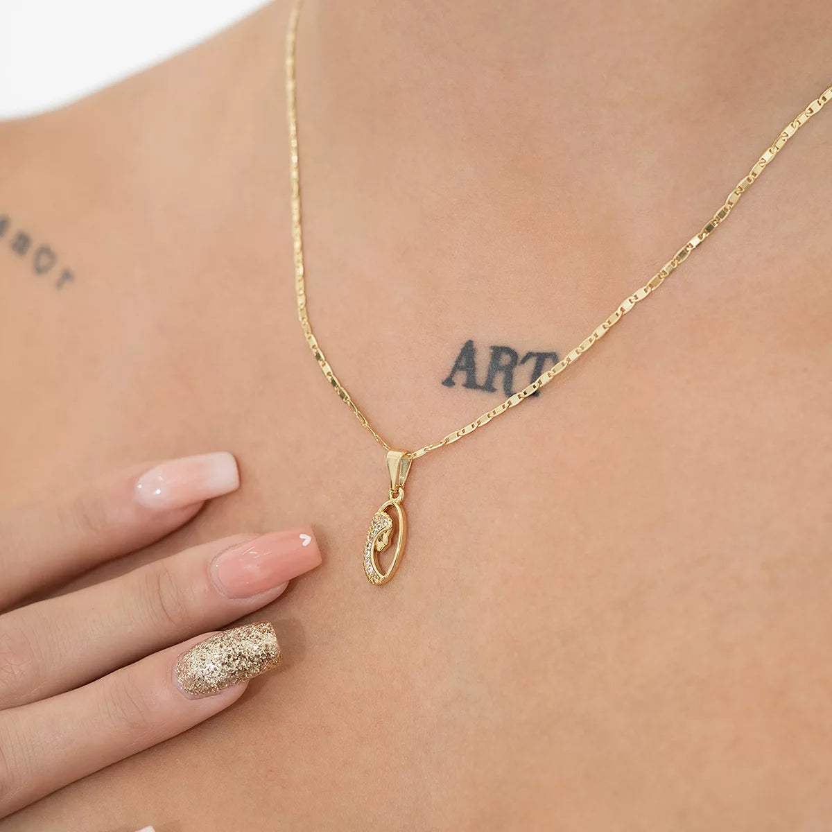 23147C - Dije Virgen Niña Cristal