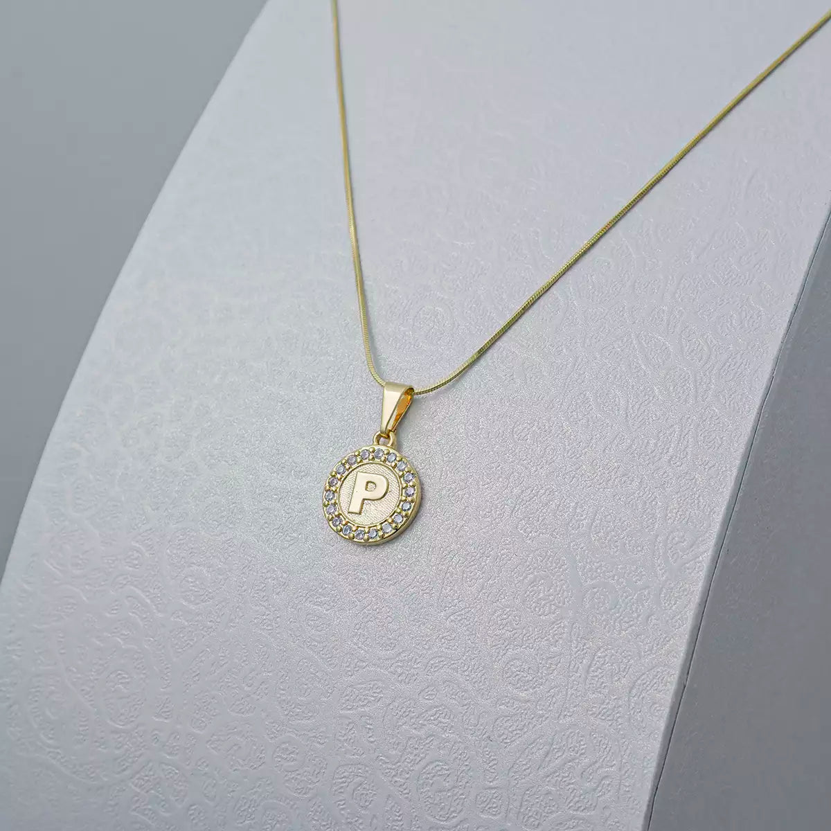 23360P - Dije Letra P