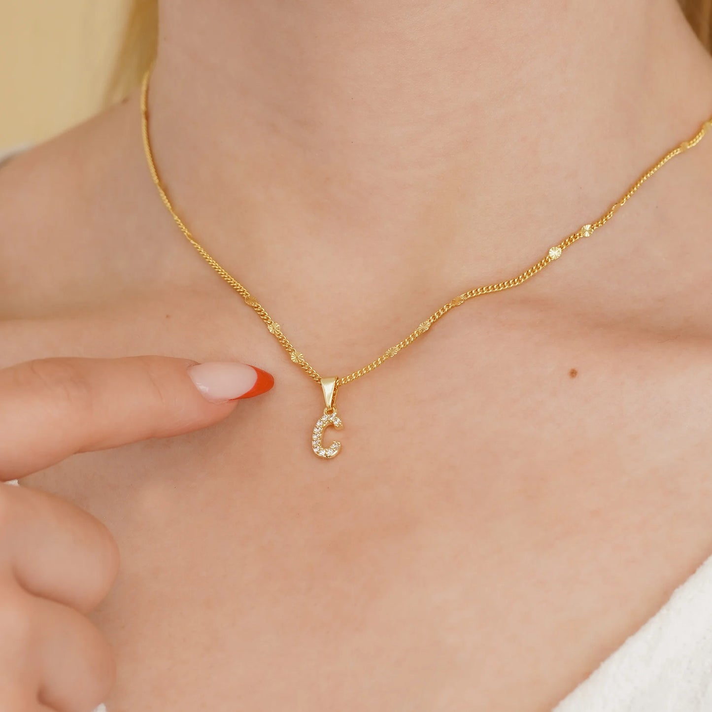 23370C - Dije Silueta Letra C Mediana Con Circones