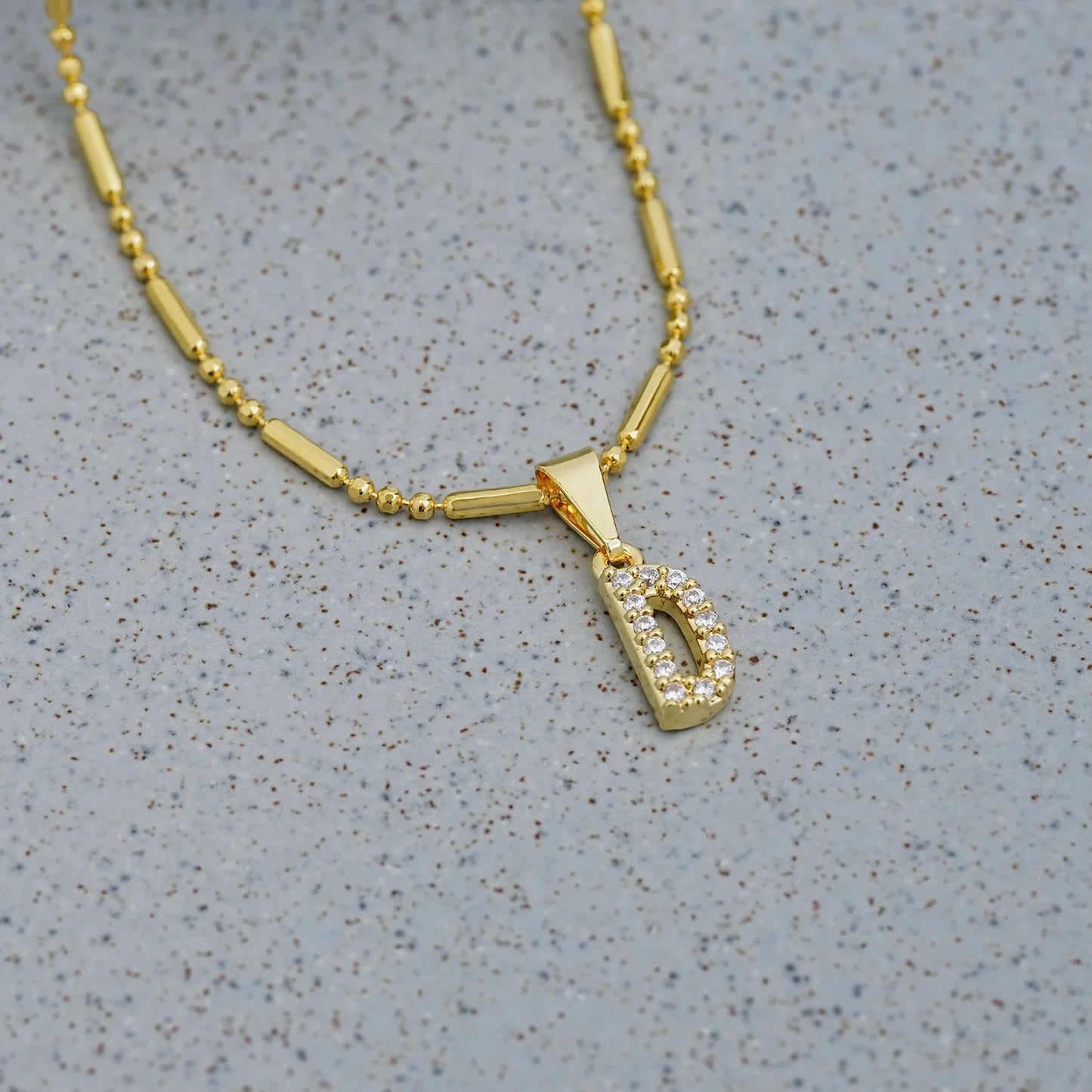 23370D - Dije Silueta Letra D Mediana Con Circones