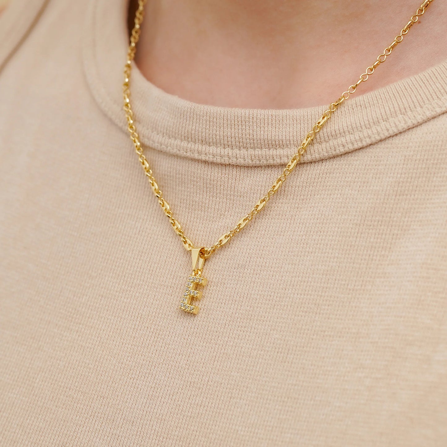 23370E - Dije Silueta Letra E Mediana Con Circones