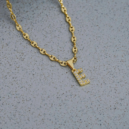 23370E - Dije Silueta Letra E Mediana Con Circones