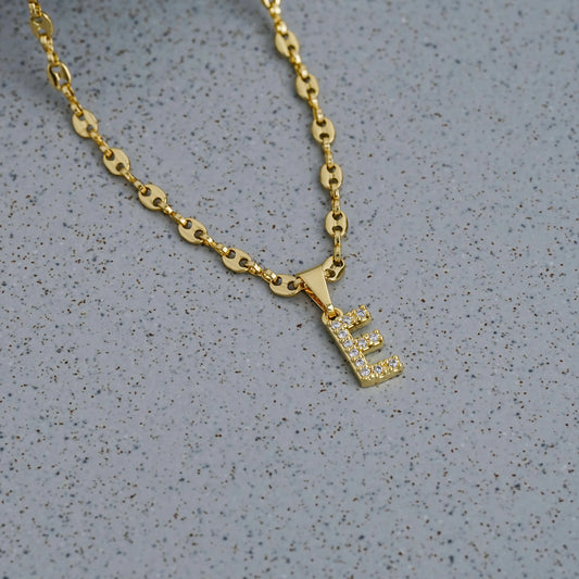 23370E - Dije Silueta Letra E Mediana Con Circones