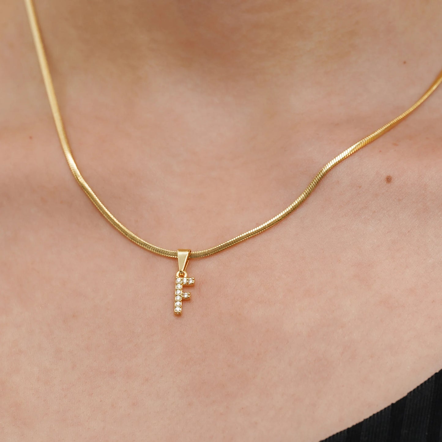 23370F - Dije Silueta Letra F Mediana Con Circones