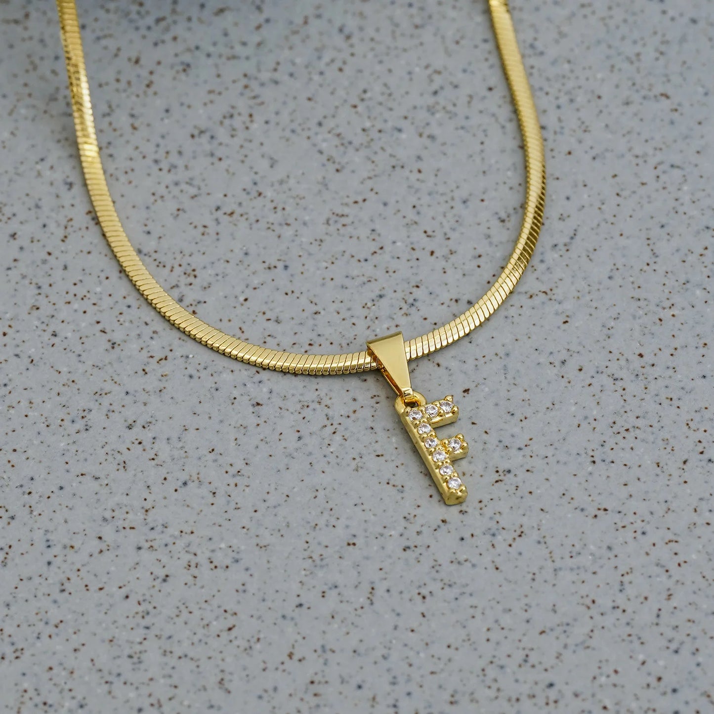 23370F - Dije Silueta Letra F Mediana Con Circones