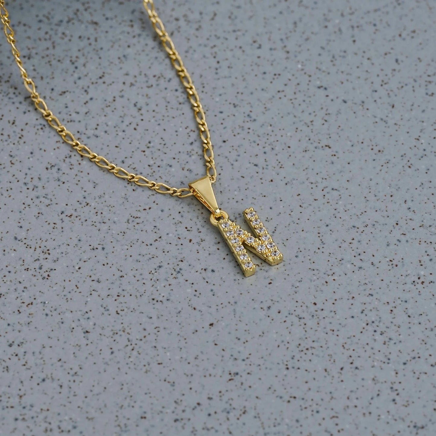 23370N - Dije Silueta Letra N Mediana Con Circones