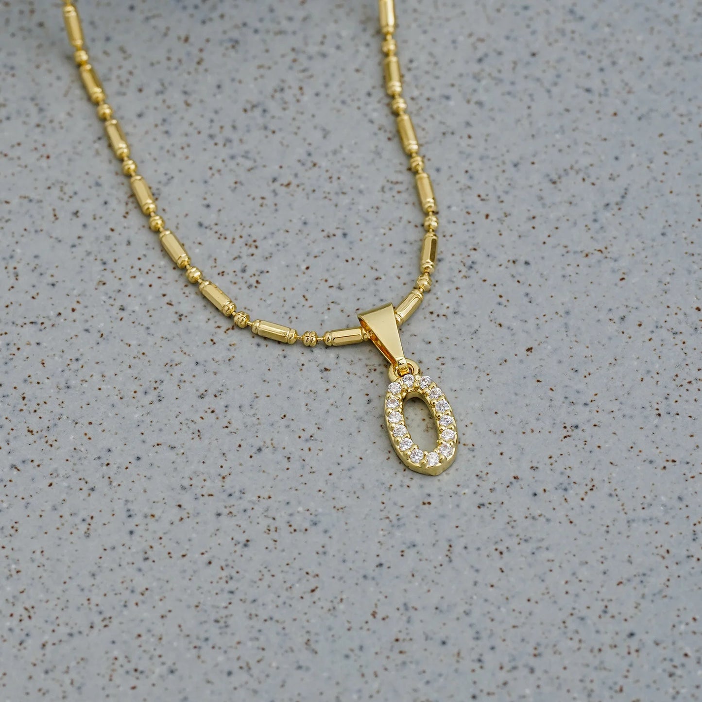 23370O - Dije Silueta Letra O Mediana Con Circones